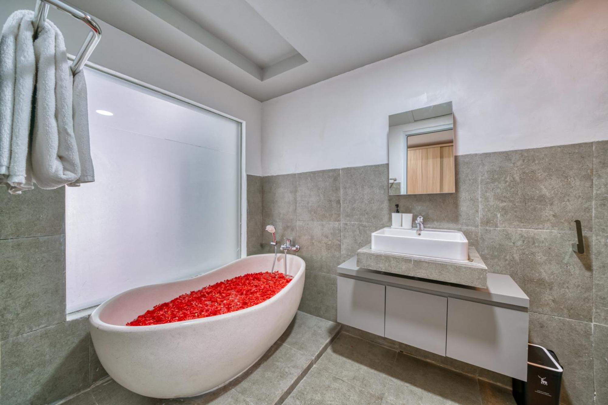 3bd Modern In With Bbq & Huge Shared Pool