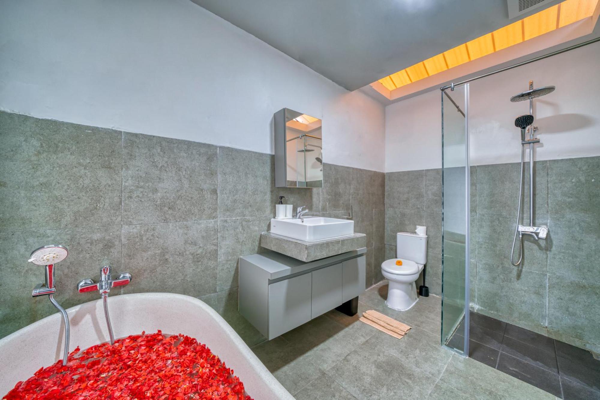 3bd Modern In With Bbq & Huge Shared Pool *